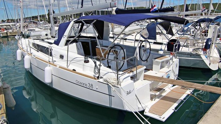 Bénéteau Oceanis 38 Sailing Yacht charter in Menorca