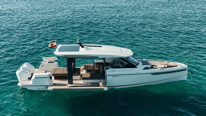 Saxdor 400 GTO Day charter with Captain charter in Mallorca