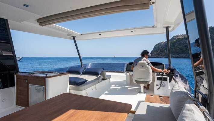Alquiler Por día con Capitán Fountaine Pajot MY 44 en Mallorca
