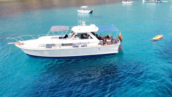 Chris Craft Commander 38´ Day charter with Captain charter in Mallorca