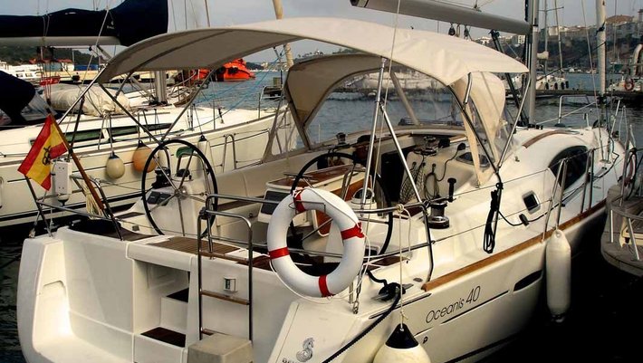 Bénéteau Oceanis 40 Sailing Yacht charter in Menorca