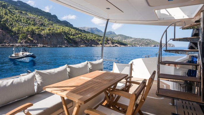 Alquiler Por día con Capitán Fountaine Pajot MY 44 en Mallorca